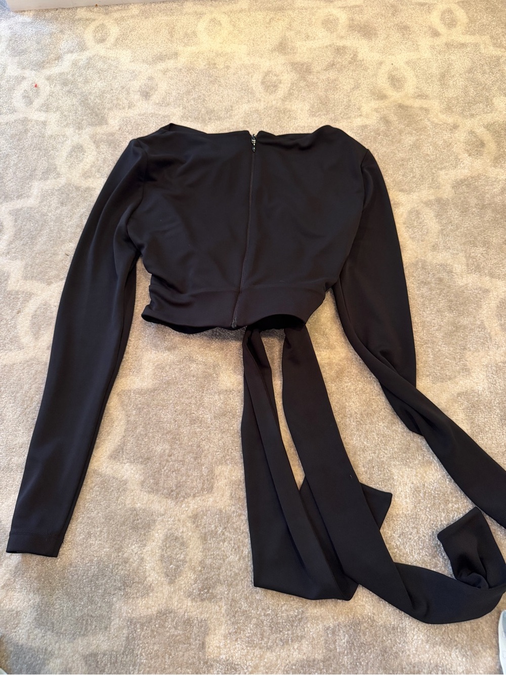 Alice + Olivia Black Long Sleeve Knot Front Crop Top - Picture 3 of 3
